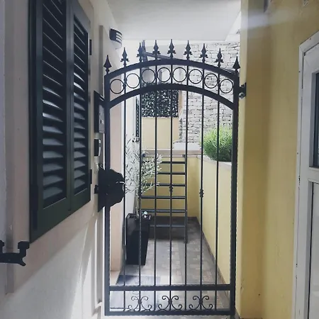 Elephant 아파트 포스티라